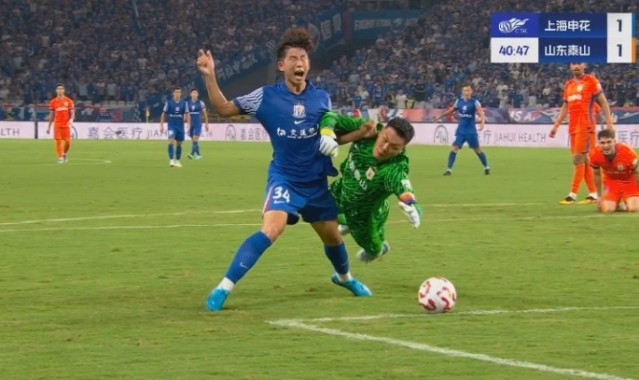 刘诚宇抢出机会被放倒！王大雷扑救抢球送点，吴曦点射破门！