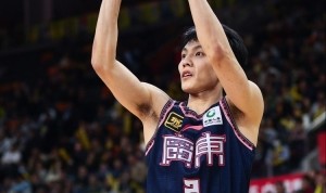 状态不佳！徐杰上半场4中0没有得分 仅有1板2助入账