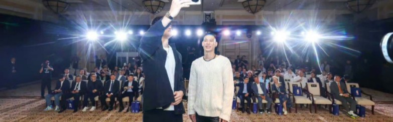 星空体育平台-曾凡博晒照：很高兴再一次见到豪哥，很荣幸中国赛和球迷互动