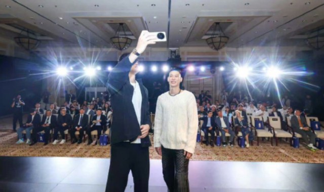 星空体育平台-曾凡博晒照：很高兴再一次见到豪哥，很荣幸中国赛和球迷互动